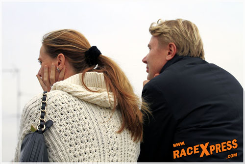 Mika Hakkinen kijkt toe